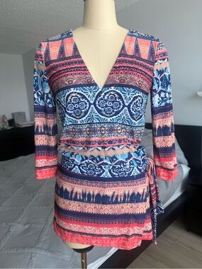 Bebe Multi-Color Wrap-Style V-Neck Tunic Top